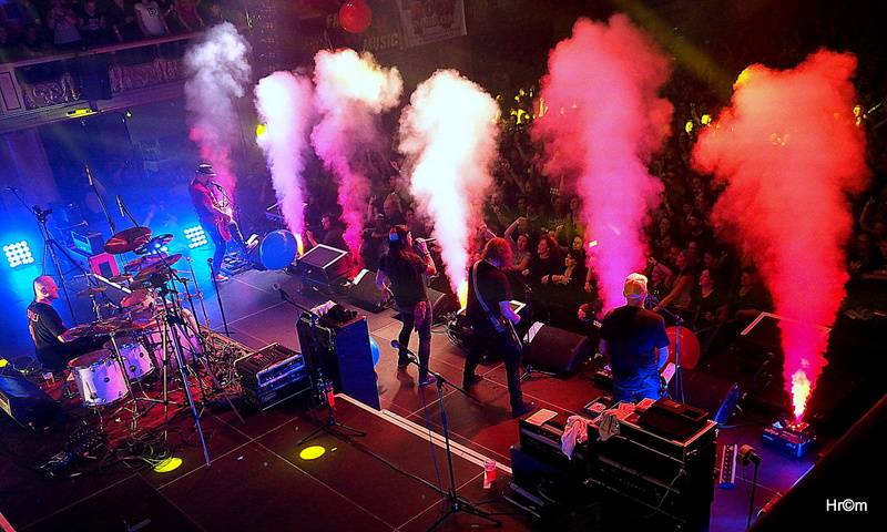 Harlej slavil ve vyprodané Lucerně se symfonickým orchestrem a Otou Balagem