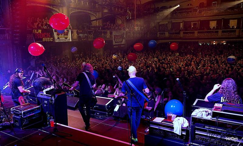 Harlej slavil ve vyprodané Lucerně se symfonickým orchestrem a Otou Balagem