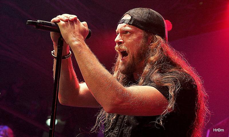 Harlej slavil ve vyprodané Lucerně se symfonickým orchestrem a Otou Balagem