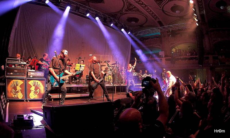 Harlej slavil ve vyprodané Lucerně se symfonickým orchestrem a Otou Balagem