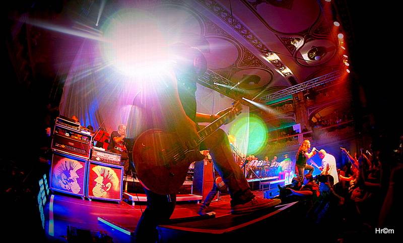 Harlej slavil ve vyprodané Lucerně se symfonickým orchestrem a Otou Balagem