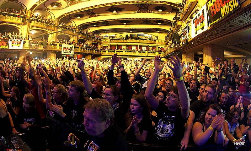 Harlej slavil ve vyprodané Lucerně se symfonickým orchestrem a Otou Balagem