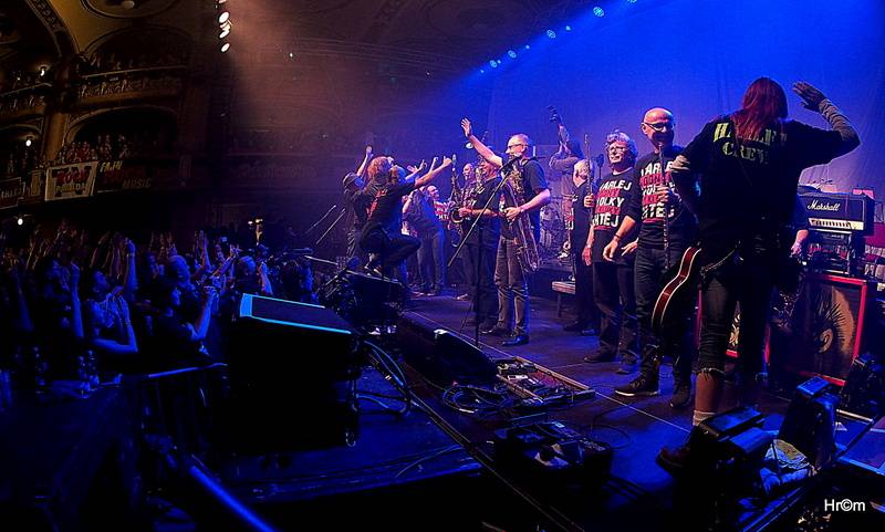 Harlej slavil ve vyprodané Lucerně se symfonickým orchestrem a Otou Balagem