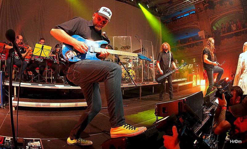 Harlej slavil ve vyprodané Lucerně se symfonickým orchestrem a Otou Balagem