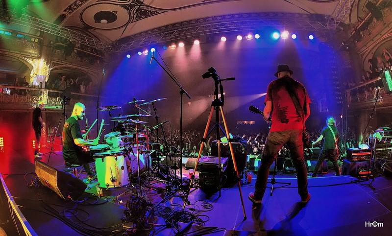 Harlej slavil ve vyprodané Lucerně se symfonickým orchestrem a Otou Balagem