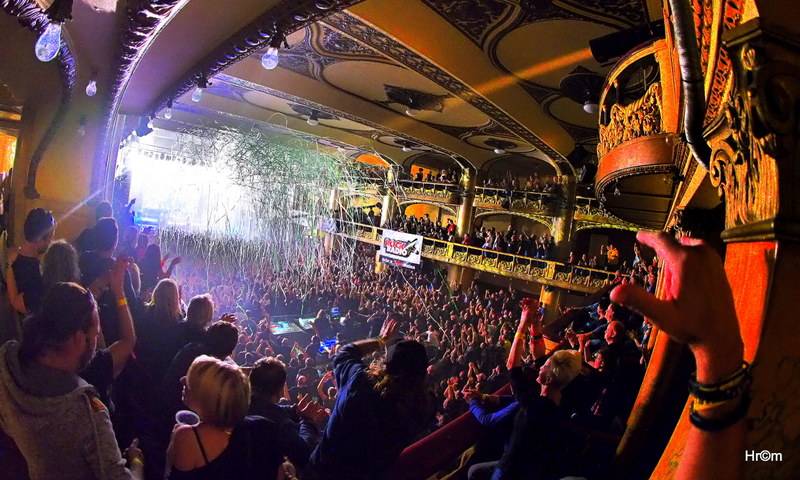 Harlej slavil ve vyprodané Lucerně se symfonickým orchestrem a Otou Balagem