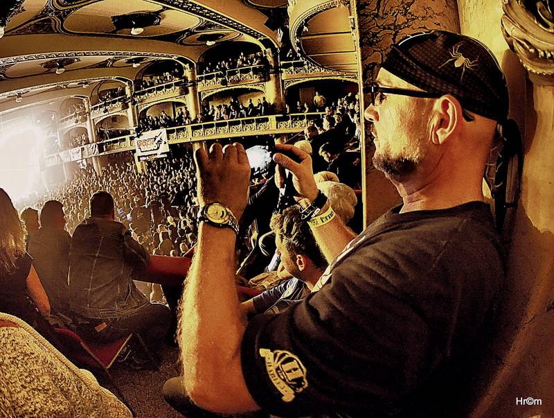 Harlej slavil ve vyprodané Lucerně se symfonickým orchestrem a Otou Balagem