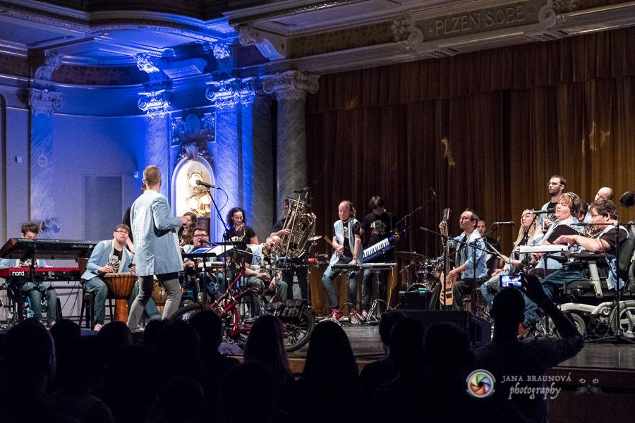 Fenomenální The Tap Tap odehráli benefiční koncert pro plzeňský Hospic svatého Lazara v Plzni