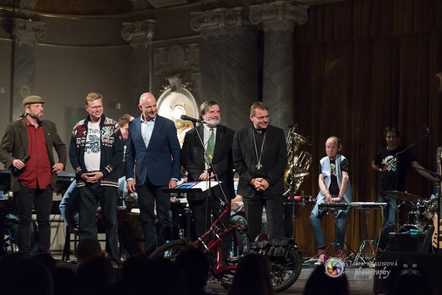 Fenomenální The Tap Tap odehráli benefiční koncert pro plzeňský Hospic svatého Lazara v Plzni