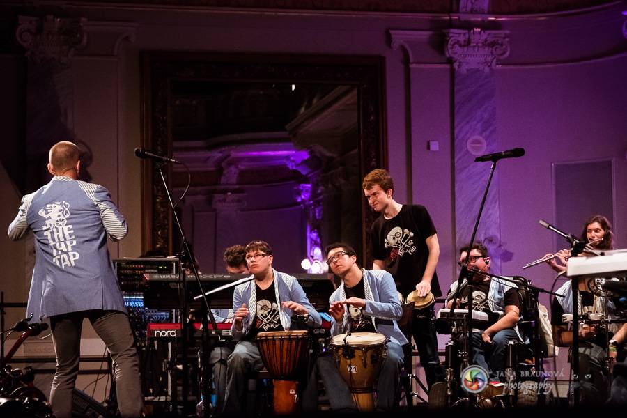 Fenomenální The Tap Tap odehráli benefiční koncert pro plzeňský Hospic svatého Lazara v Plzni