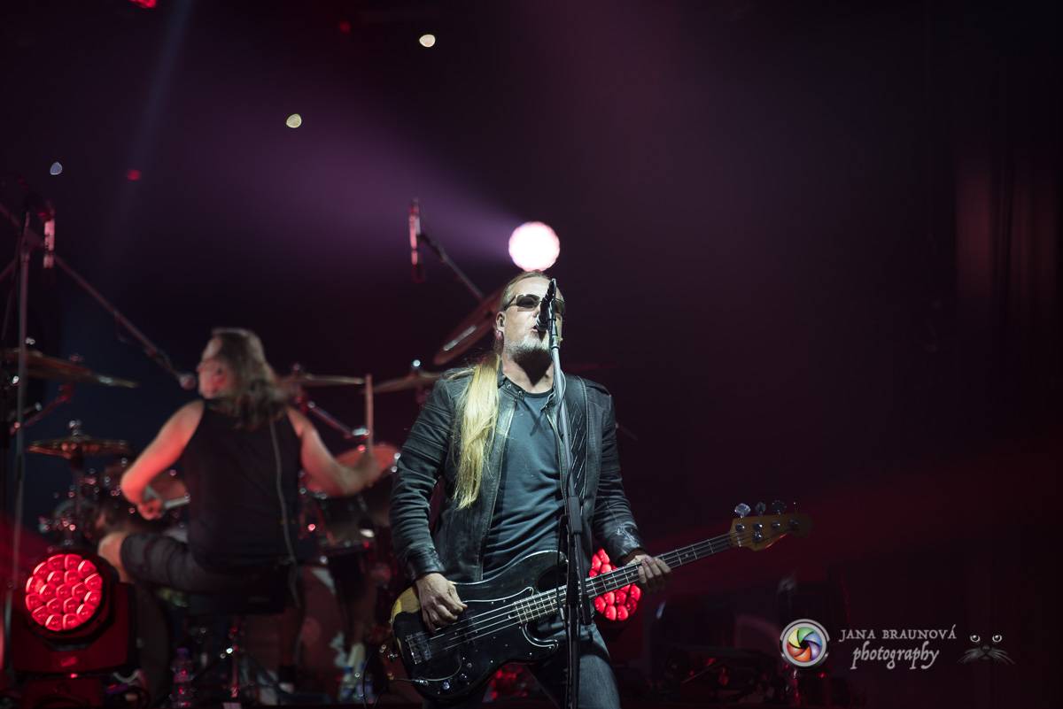 Kabát se v rámci turné zastavil v Plzni, na zimním stadionu servíroval rockové hity