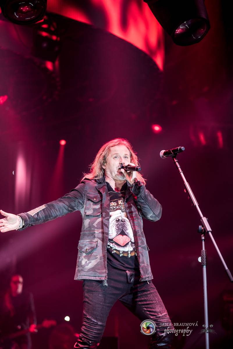 Kabát se v rámci turné zastavil v Plzni, na zimním stadionu servíroval rockové hity