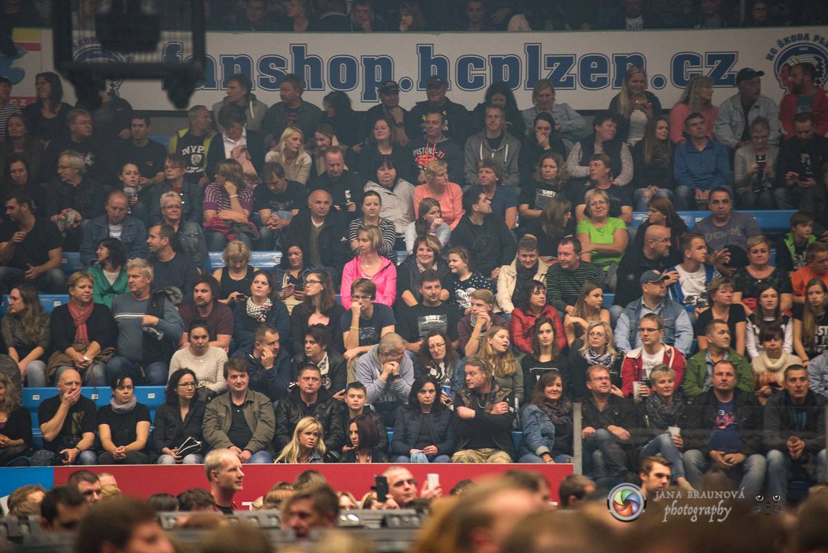 Kabát se v rámci turné zastavil v Plzni, na zimním stadionu servíroval rockové hity