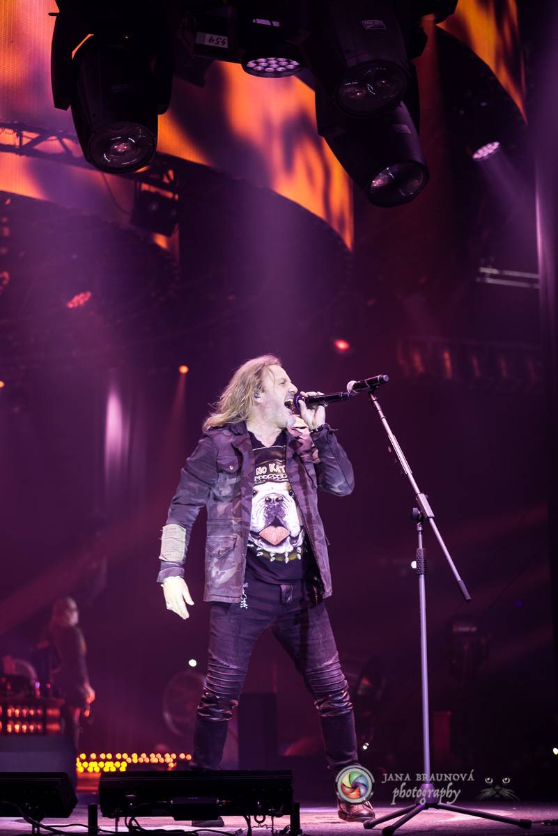 Kabát se v rámci turné zastavil v Plzni, na zimním stadionu servíroval rockové hity