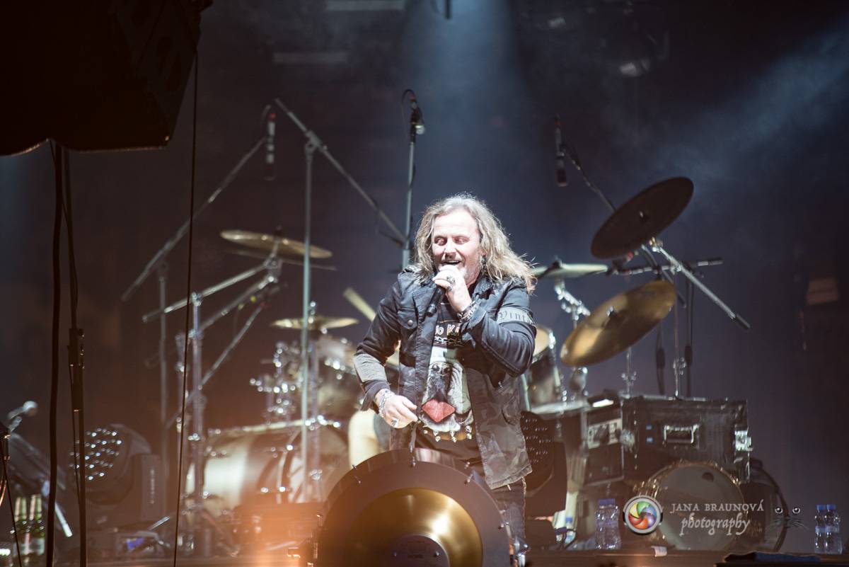 Kabát se v rámci turné zastavil v Plzni, na zimním stadionu servíroval rockové hity