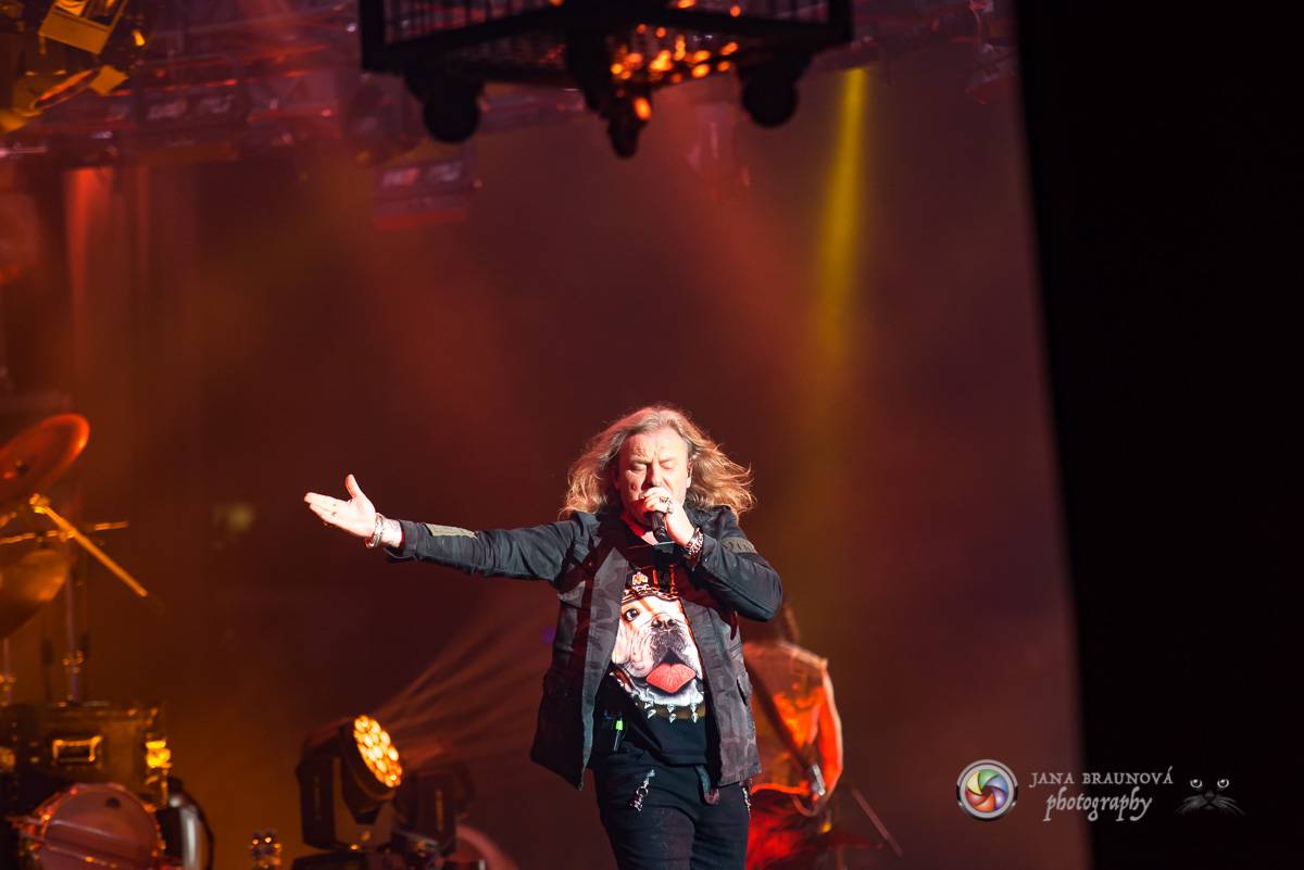 Kabát se v rámci turné zastavil v Plzni, na zimním stadionu servíroval rockové hity