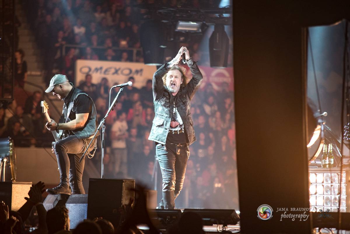 Kabát se v rámci turné zastavil v Plzni, na zimním stadionu servíroval rockové hity