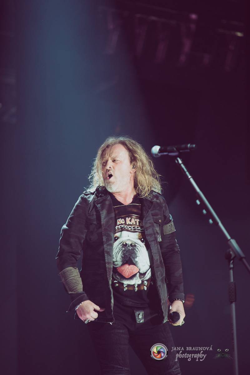 Kabát se v rámci turné zastavil v Plzni, na zimním stadionu servíroval rockové hity