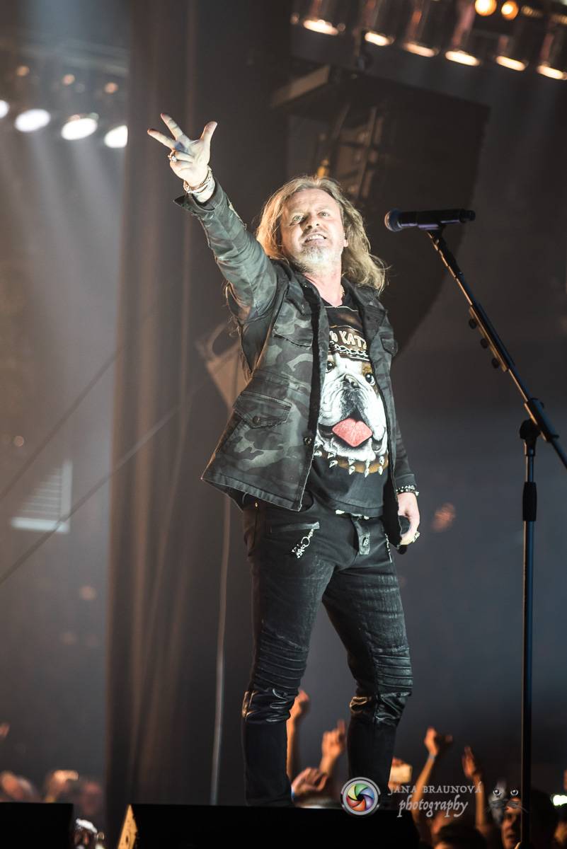 Kabát se v rámci turné zastavil v Plzni, na zimním stadionu servíroval rockové hity