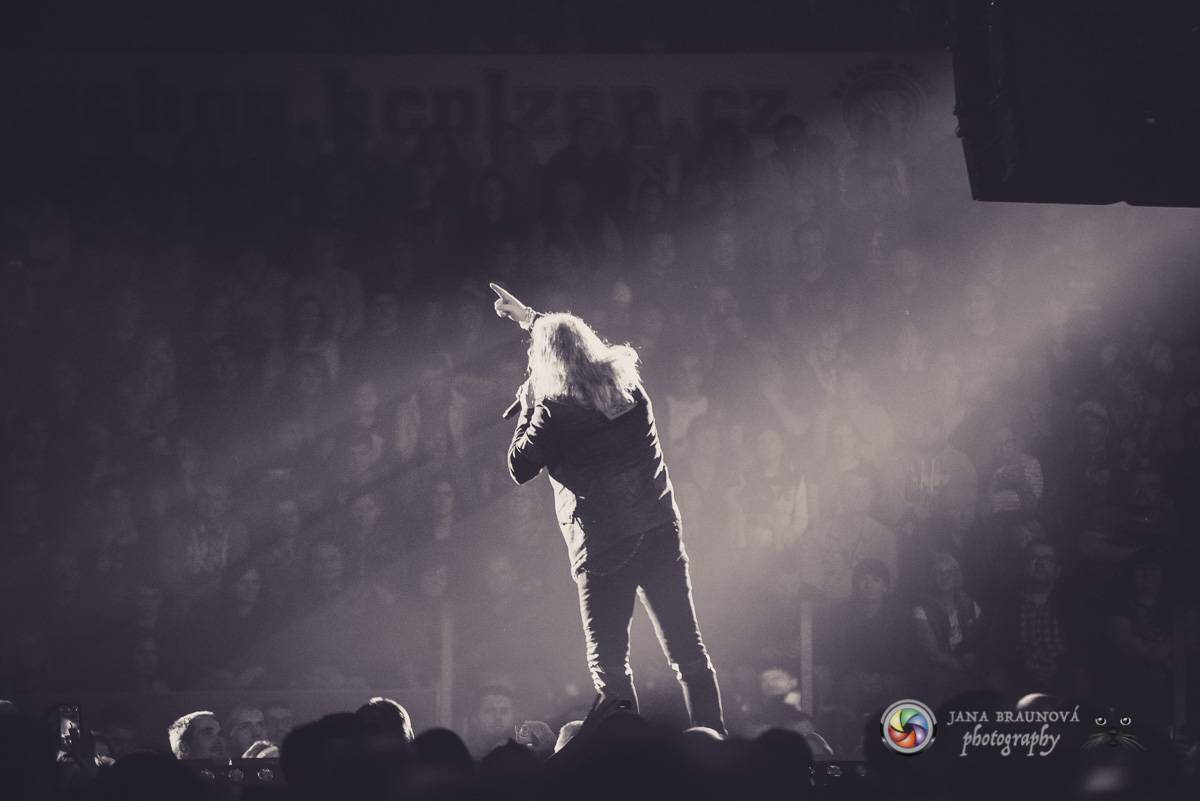 Kabát se v rámci turné zastavil v Plzni, na zimním stadionu servíroval rockové hity