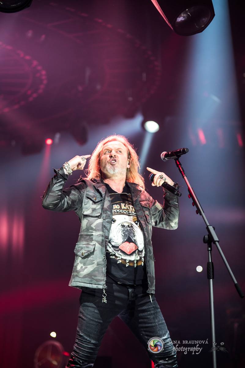 Kabát se v rámci turné zastavil v Plzni, na zimním stadionu servíroval rockové hity