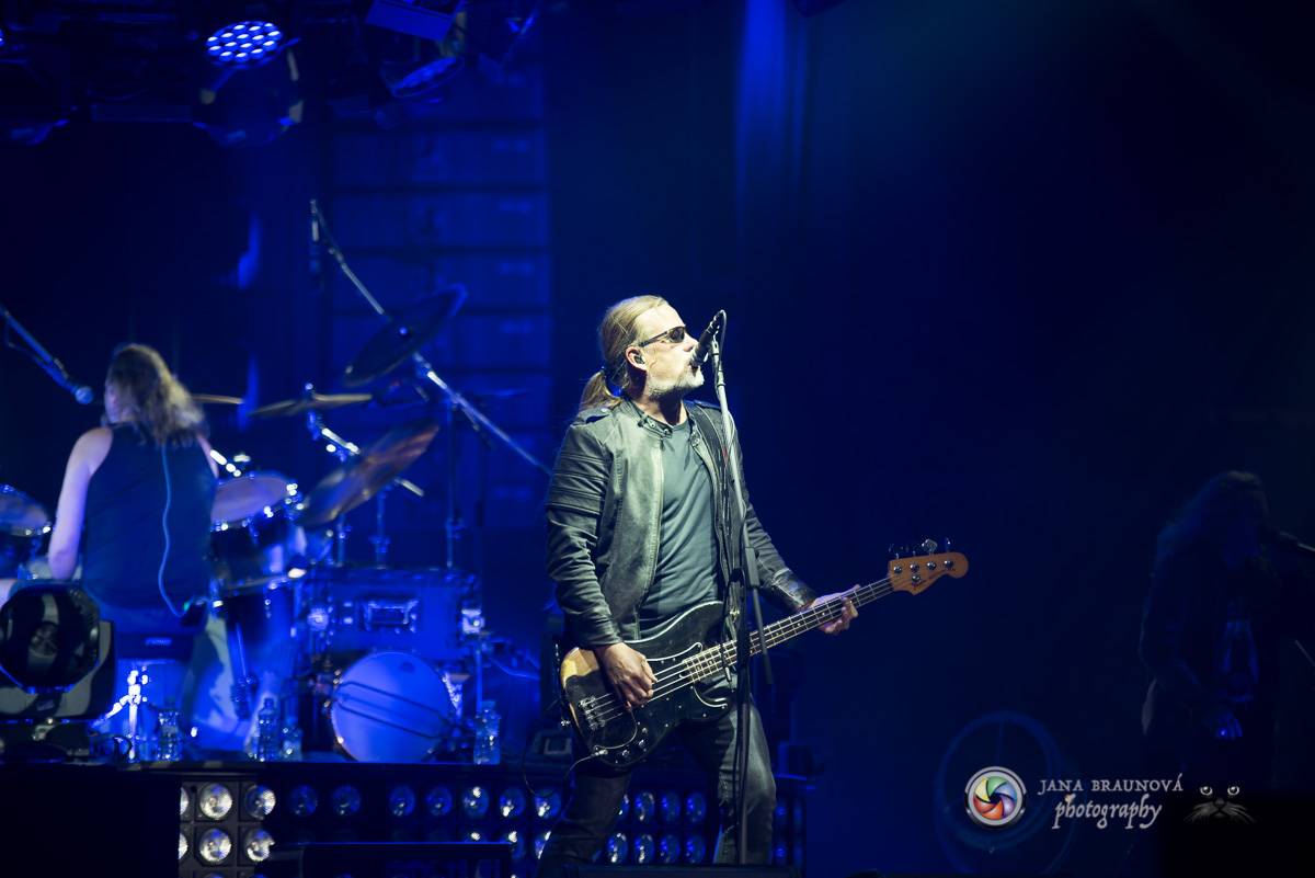 Kabát se v rámci turné zastavil v Plzni, na zimním stadionu servíroval rockové hity