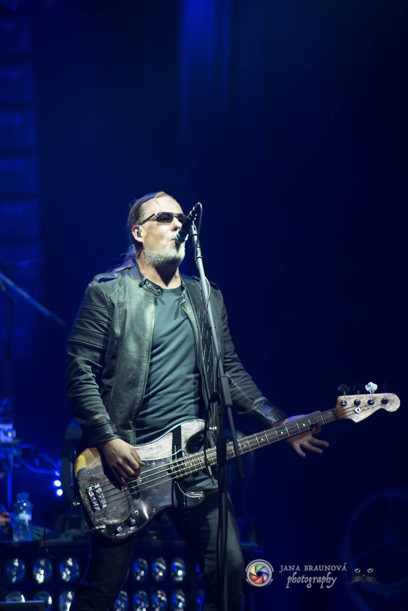 Kabát se v rámci turné zastavil v Plzni, na zimním stadionu servíroval rockové hity