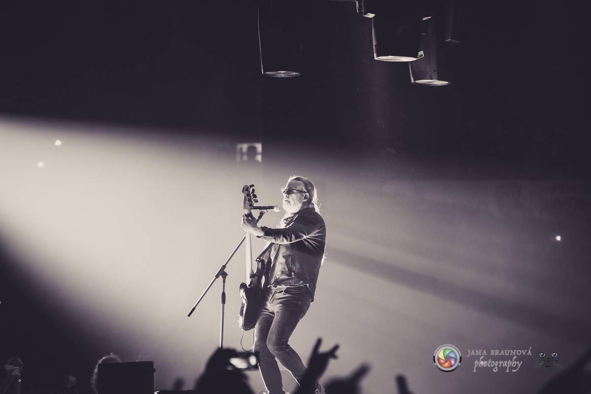 Kabát se v rámci turné zastavil v Plzni, na zimním stadionu servíroval rockové hity