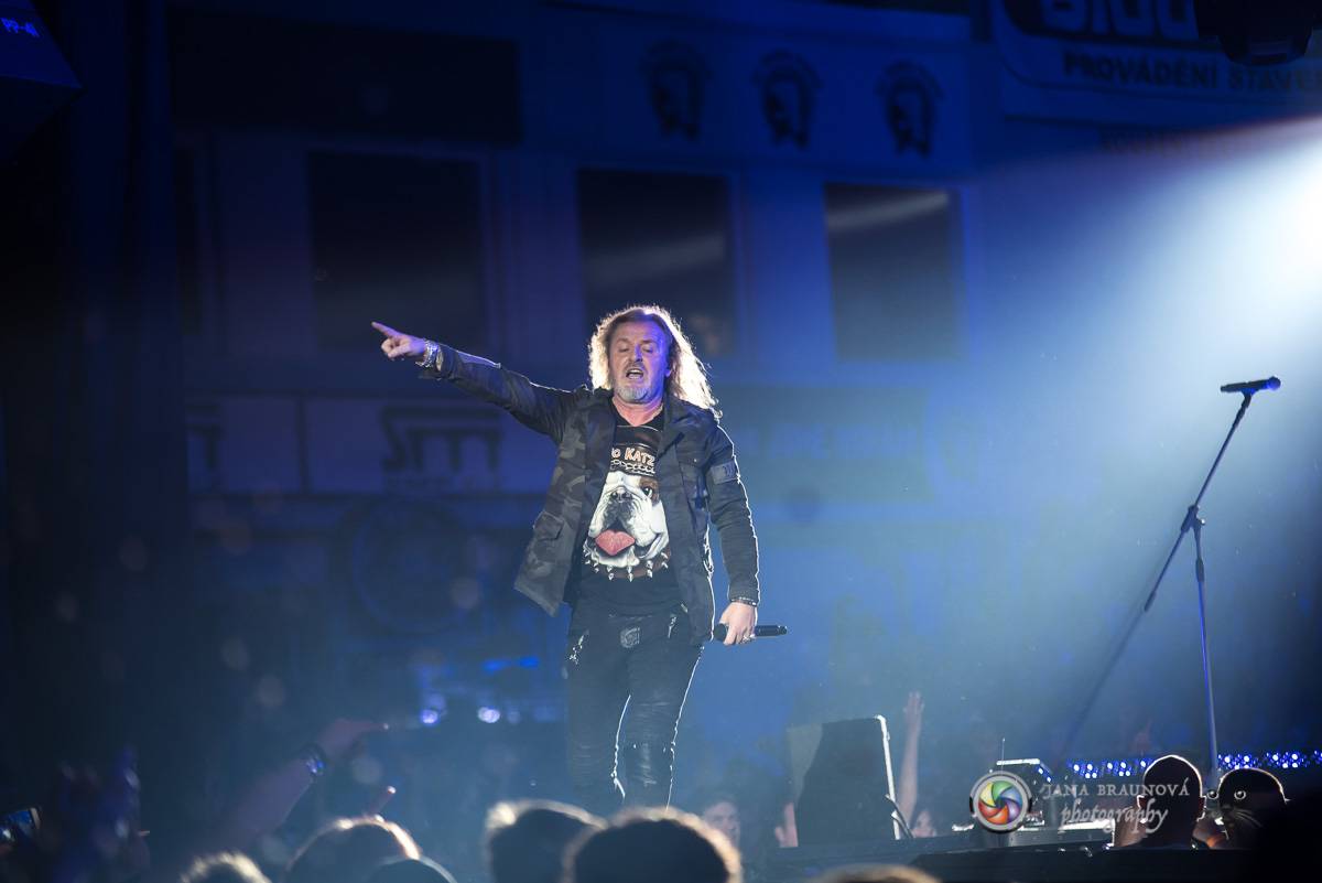 Kabát se v rámci turné zastavil v Plzni, na zimním stadionu servíroval rockové hity