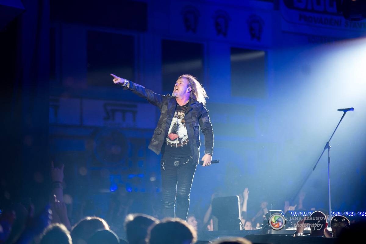 Kabát se v rámci turné zastavil v Plzni, na zimním stadionu servíroval rockové hity