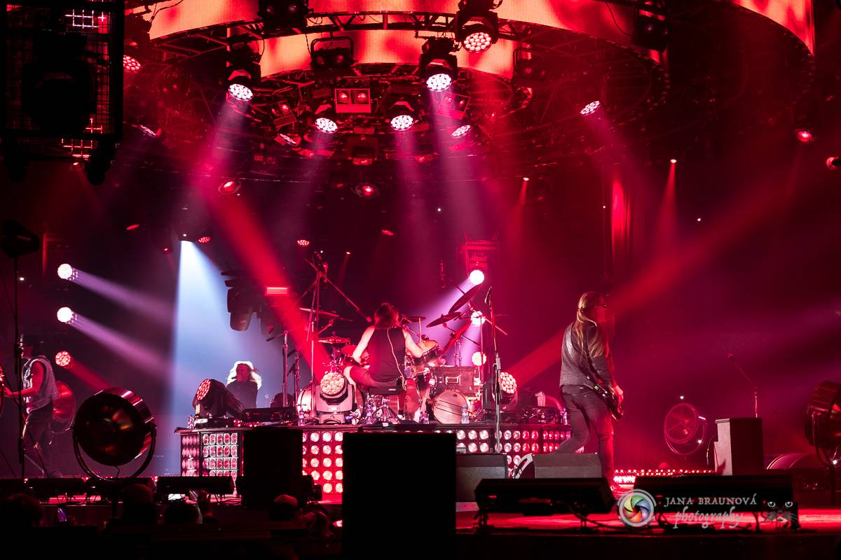 Kabát se v rámci turné zastavil v Plzni, na zimním stadionu servíroval rockové hity