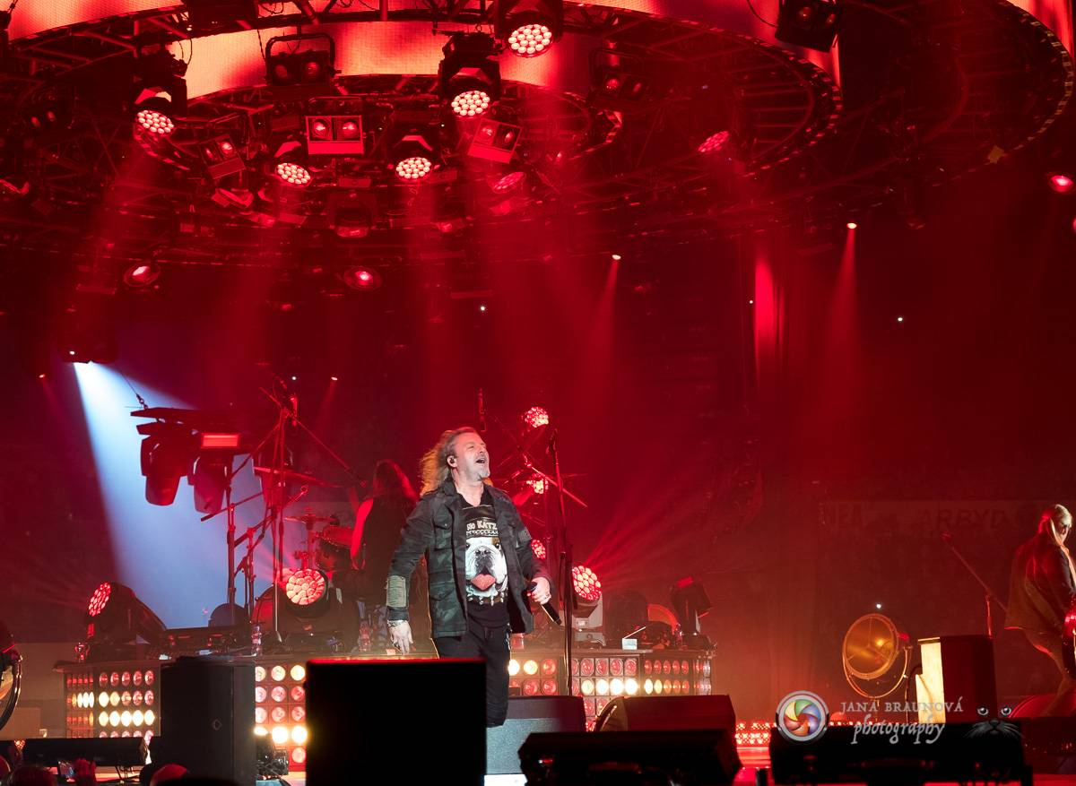 Kabát se v rámci turné zastavil v Plzni, na zimním stadionu servíroval rockové hity