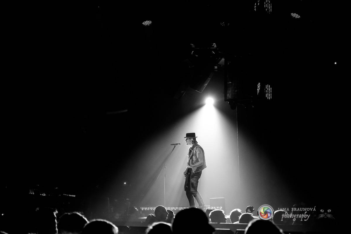 Kabát se v rámci turné zastavil v Plzni, na zimním stadionu servíroval rockové hity