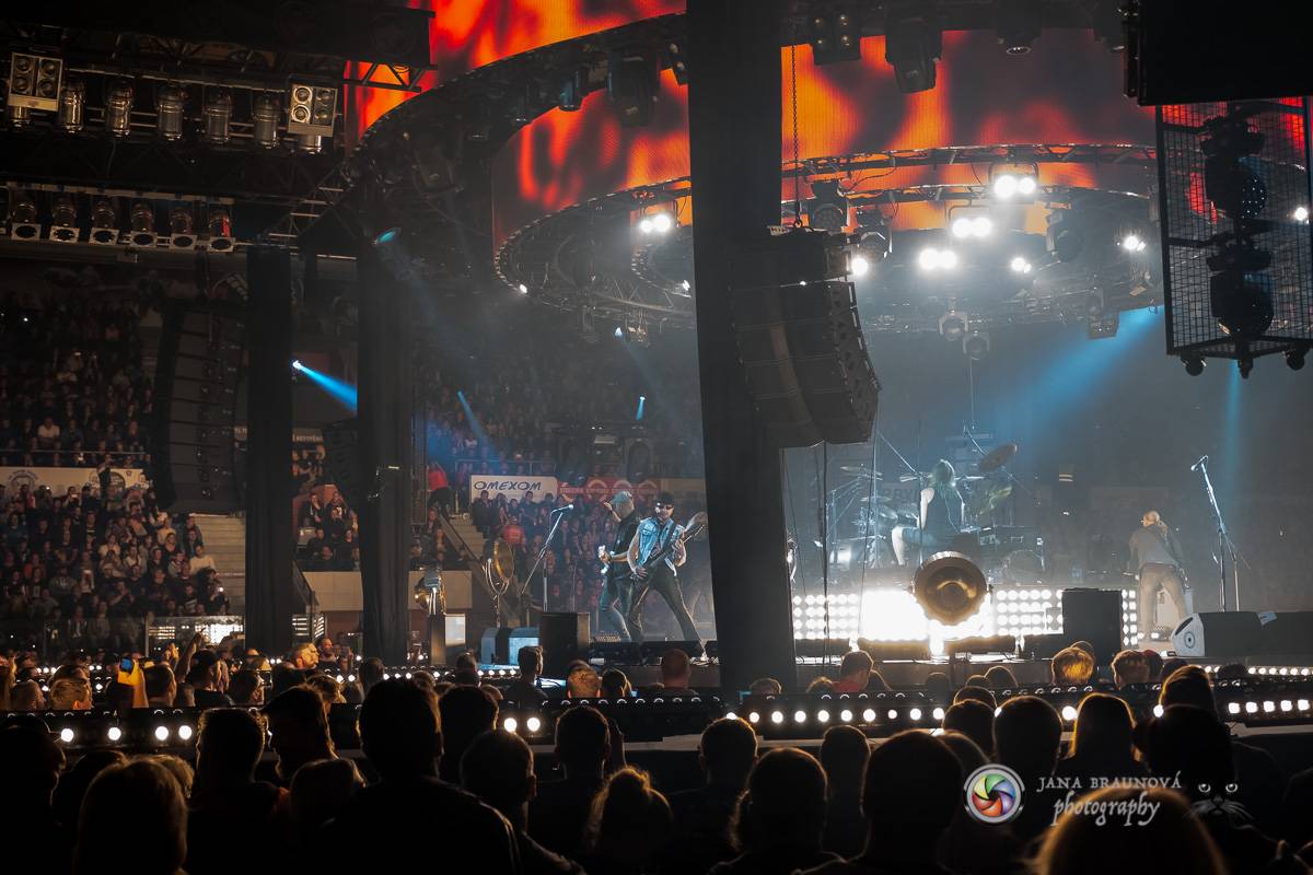 Kabát se v rámci turné zastavil v Plzni, na zimním stadionu servíroval rockové hity