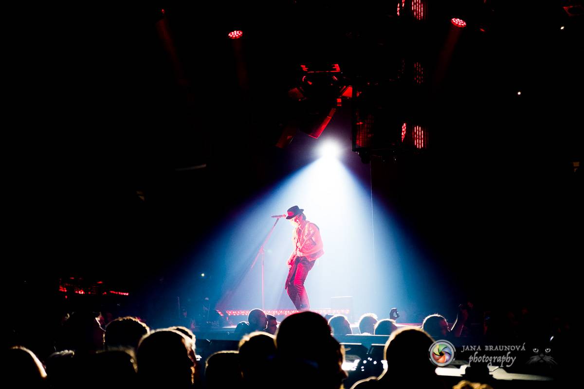 Kabát se v rámci turné zastavil v Plzni, na zimním stadionu servíroval rockové hity