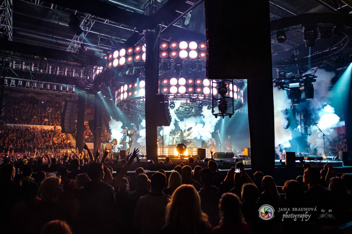 Kabát se v rámci turné zastavil v Plzni, na zimním stadionu servíroval rockové hity