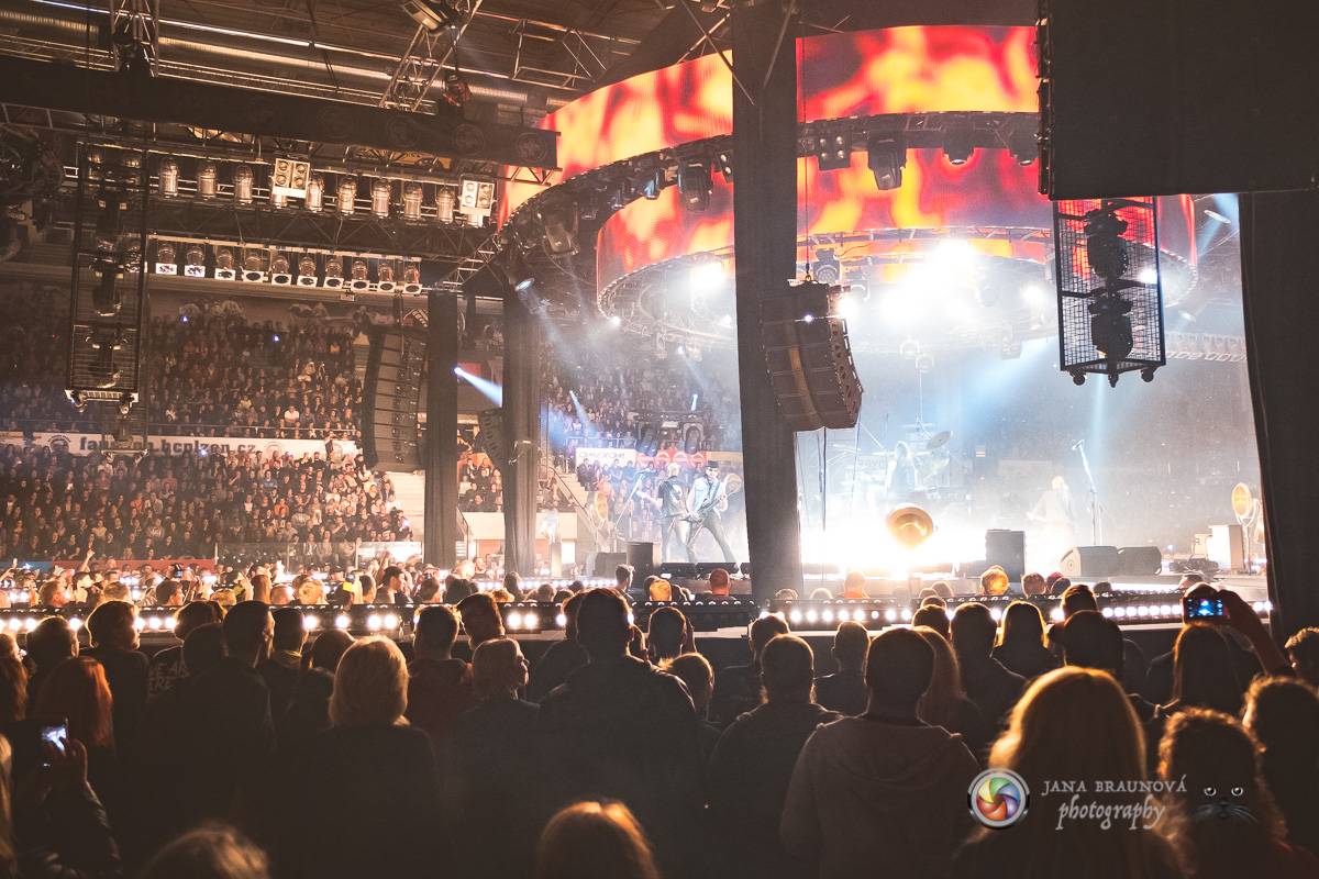 Kabát se v rámci turné zastavil v Plzni, na zimním stadionu servíroval rockové hity