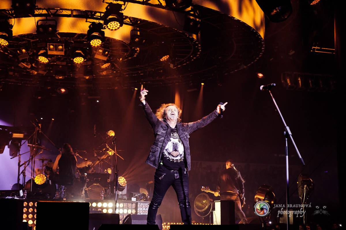 Kabát se v rámci turné zastavil v Plzni, na zimním stadionu servíroval rockové hity