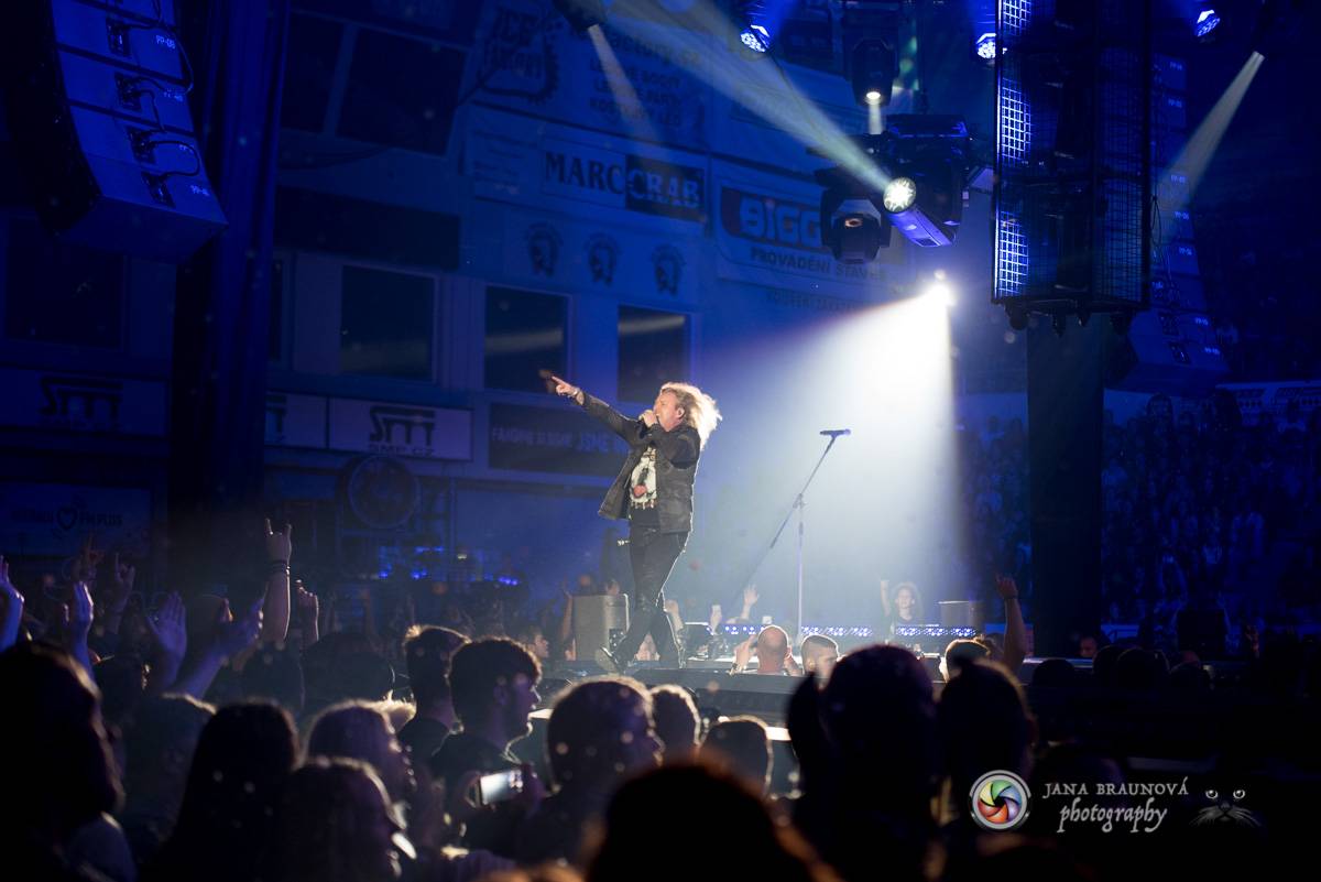 Kabát se v rámci turné zastavil v Plzni, na zimním stadionu servíroval rockové hity