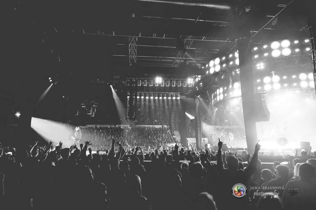 Kabát se v rámci turné zastavil v Plzni, na zimním stadionu servíroval rockové hity