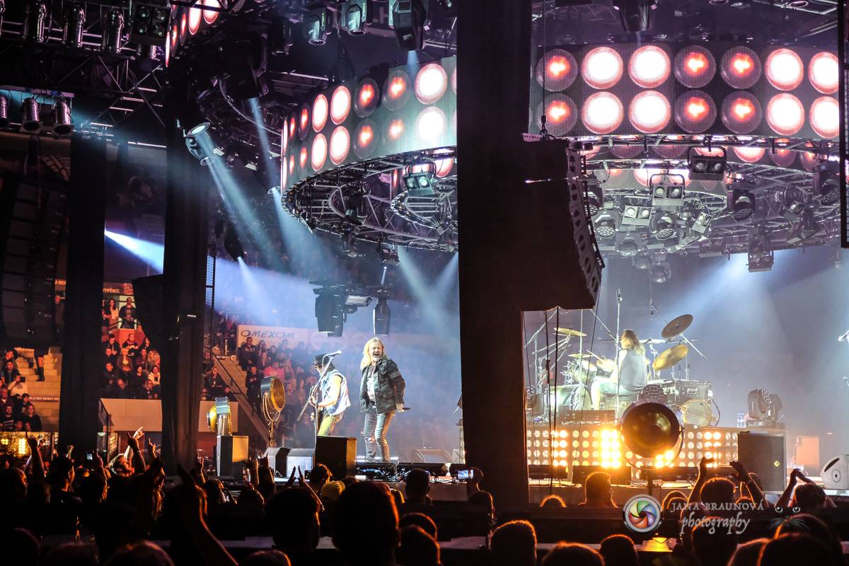 Kabát se v rámci turné zastavil v Plzni, na zimním stadionu servíroval rockové hity