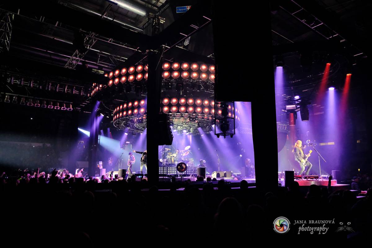 Kabát se v rámci turné zastavil v Plzni, na zimním stadionu servíroval rockové hity