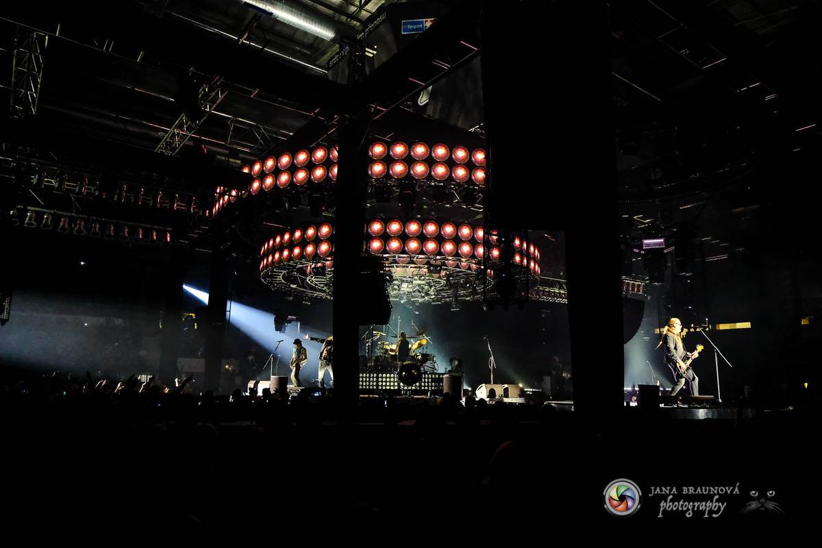 Kabát se v rámci turné zastavil v Plzni, na zimním stadionu servíroval rockové hity