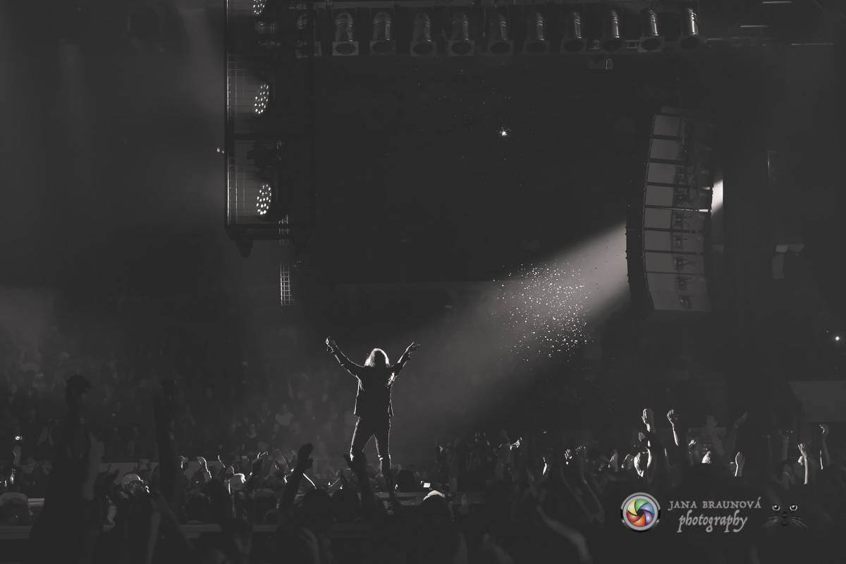 Kabát se v rámci turné zastavil v Plzni, na zimním stadionu servíroval rockové hity