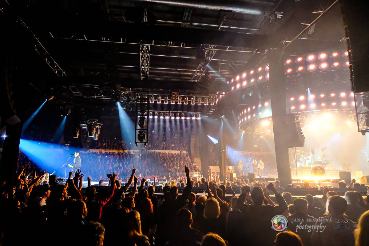 Kabát se v rámci turné zastavil v Plzni, na zimním stadionu servíroval rockové hity