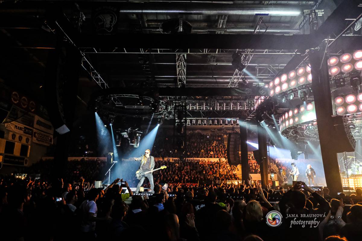 Kabát se v rámci turné zastavil v Plzni, na zimním stadionu servíroval rockové hity