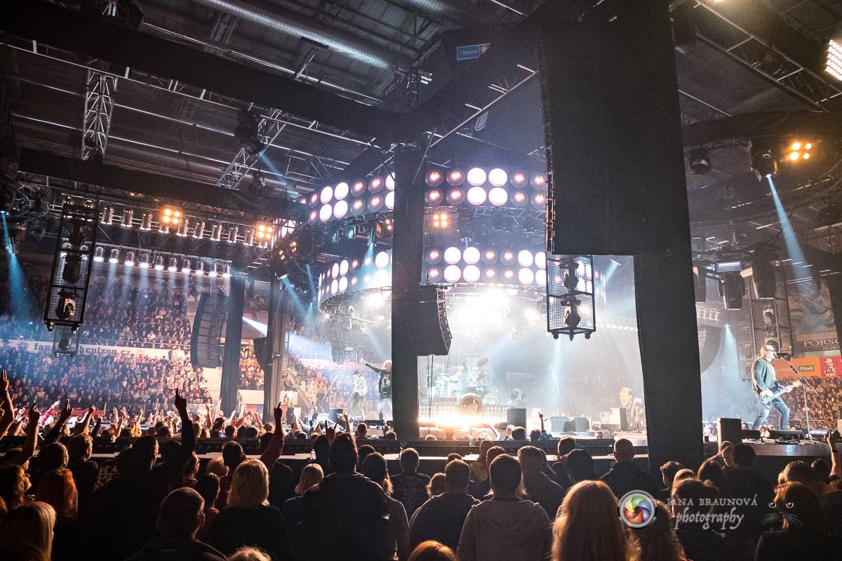 Kabát se v rámci turné zastavil v Plzni, na zimním stadionu servíroval rockové hity