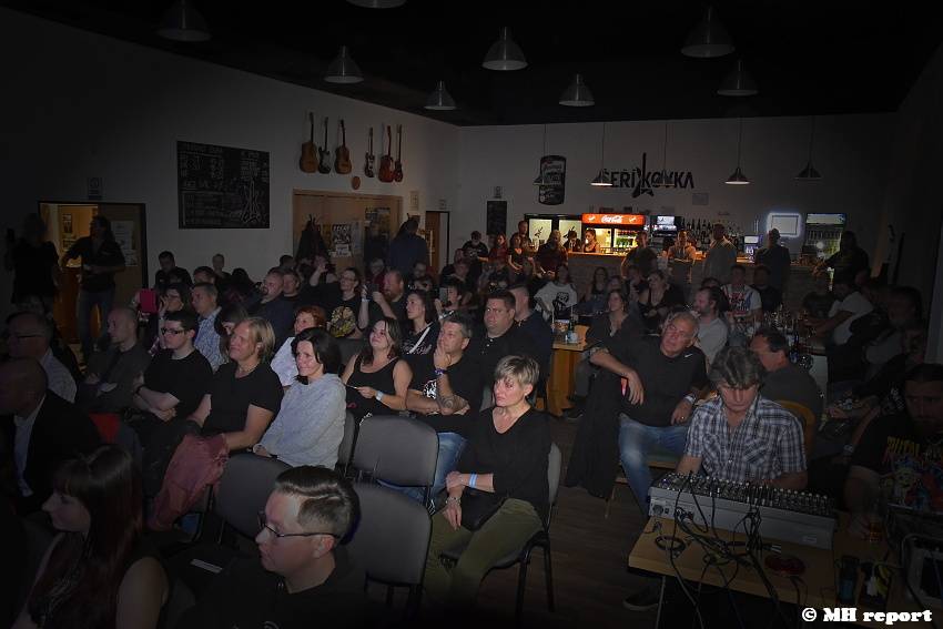 Master Guitar hráli v plzeňské Šeříkovce slavné rockové hity od Iron Maiden, Helloween i Metalliky