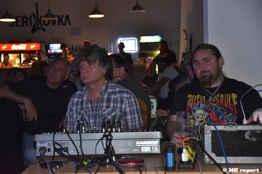 Master Guitar hráli v plzeňské Šeříkovce slavné rockové hity od Iron Maiden, Helloween i Metalliky