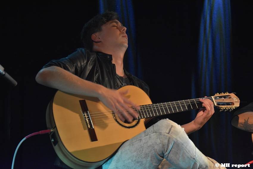 Master Guitar hráli v plzeňské Šeříkovce slavné rockové hity od Iron Maiden, Helloween i Metalliky